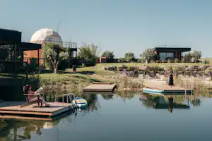 wecamp Reserva Alecrim - Blick auf den Naturpool mit Stegen auf dem Campingplatz
