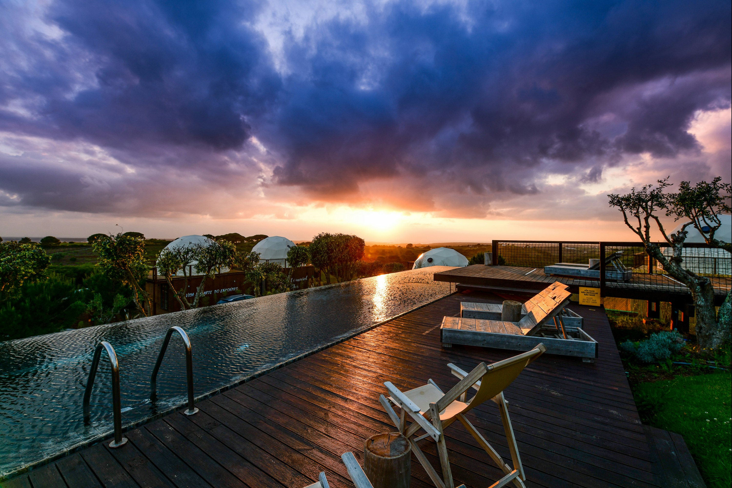 wecamp Reserva Alecrim - Blick auf den Pool bei Sonnenuntergang