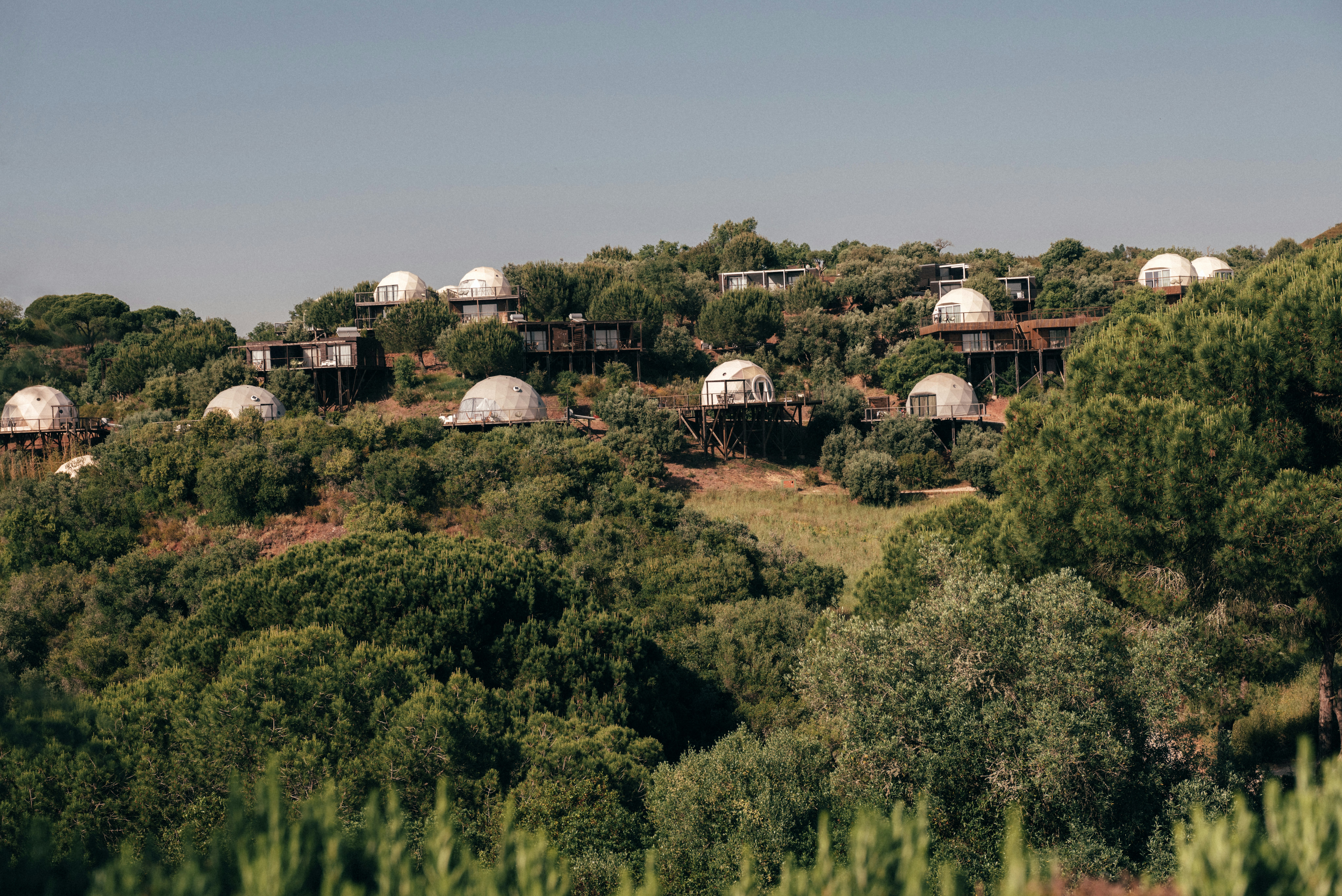 wecamp Reserva Alecrim - Blick auf die kuppelförmigen Mobilunterkünfte auf dem Campingplatz