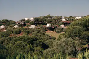wecamp Reserva Alecrim - Blick auf die kuppelförmigen Mobilunterkünfte auf dem Campingplatz