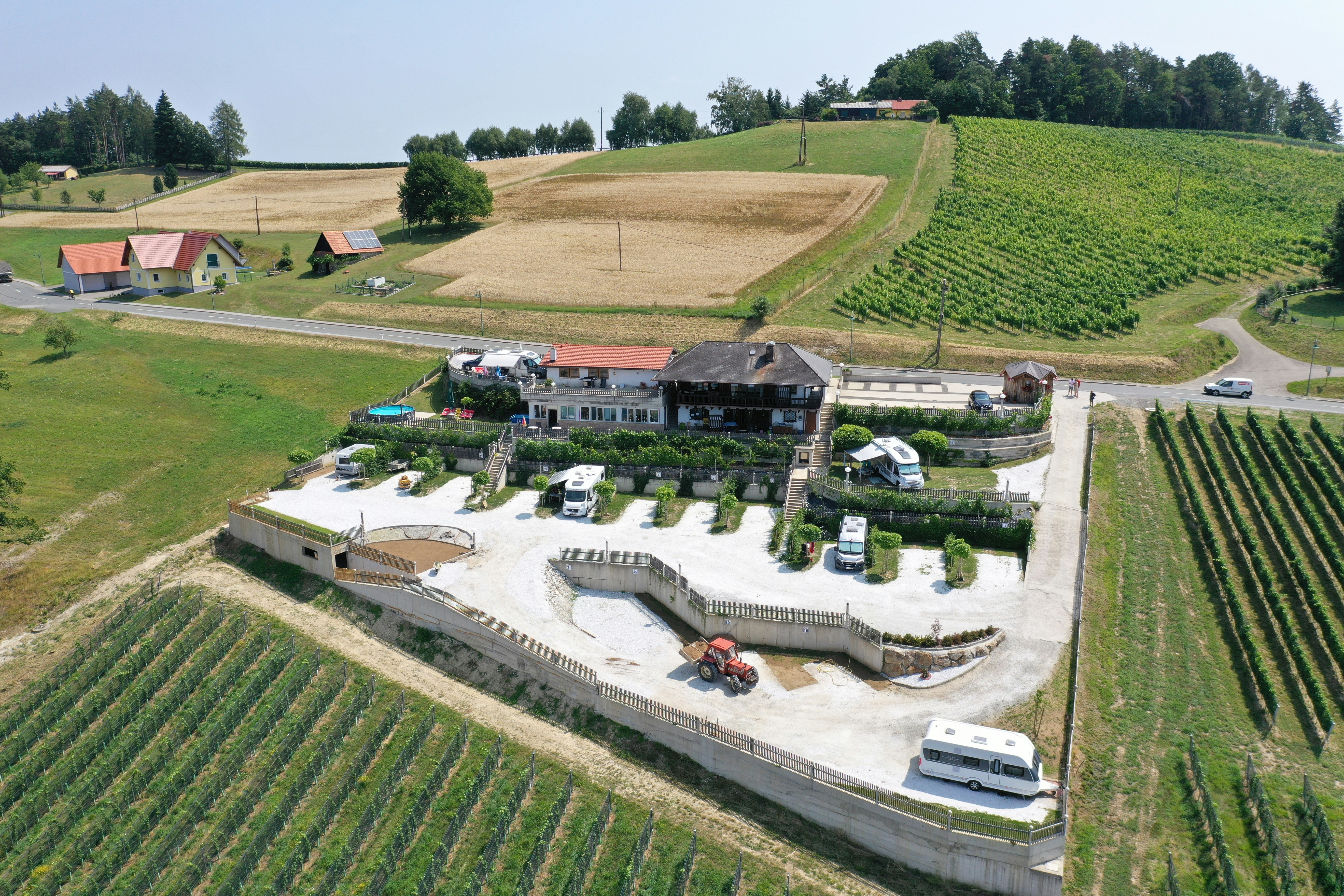 Weinberg Naturparkcamping Sausalerland - Luftaufnahme des Campingplatzes