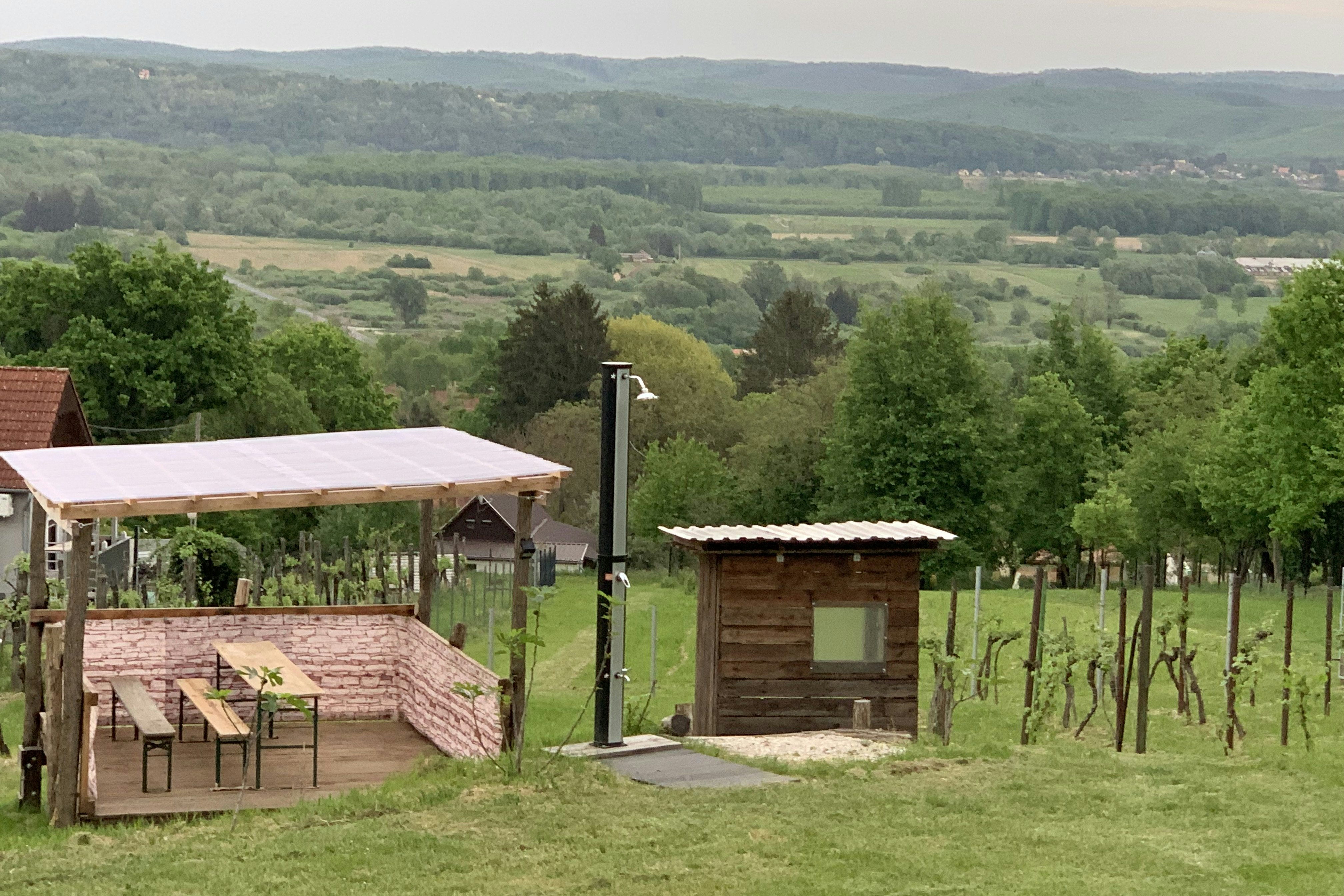 Weinbergcamping Ungarn - Terrasse auf dem Campingplatz