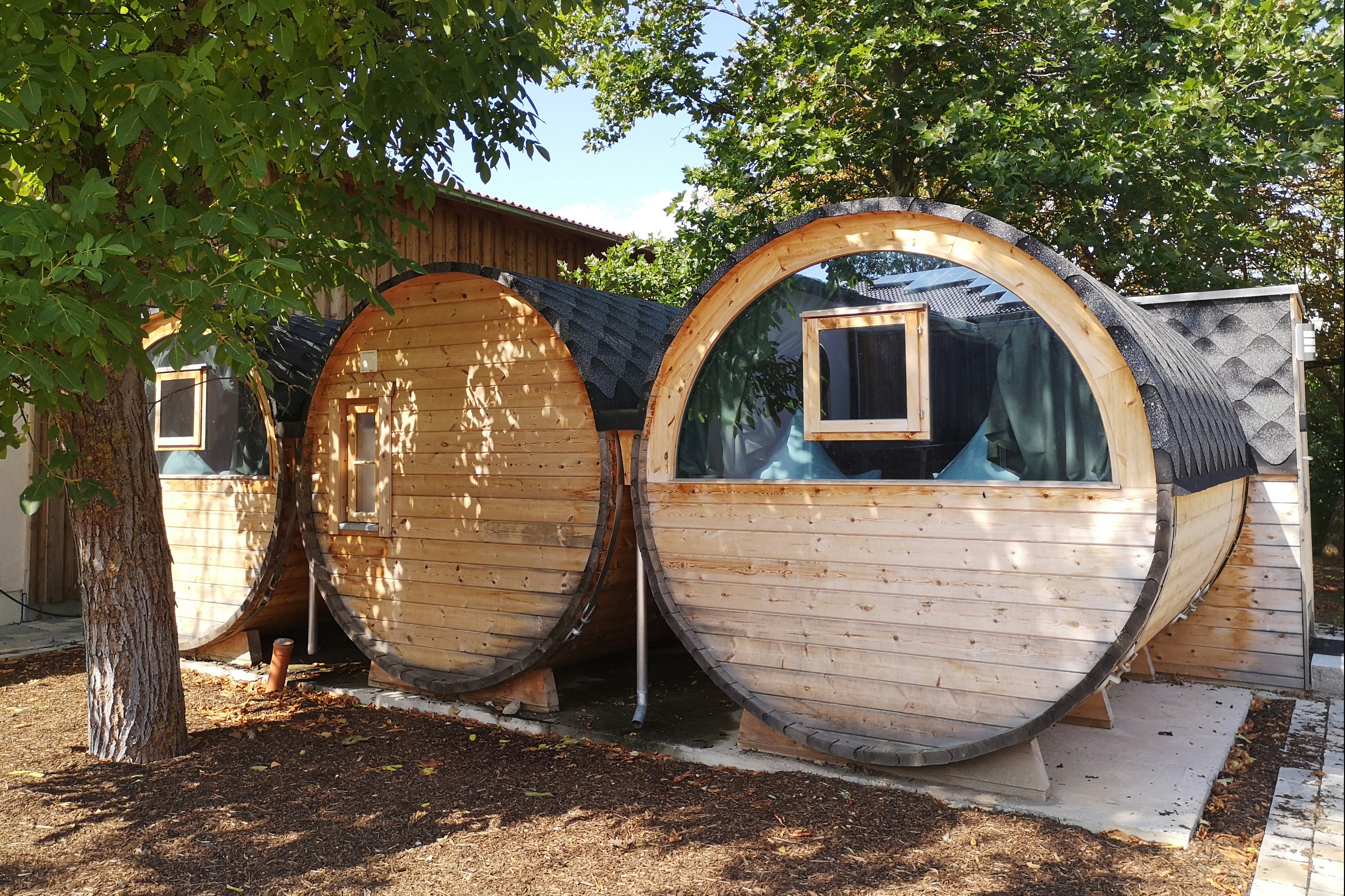 Weingut Römmert - Weinfässer auf dem Campingplatz