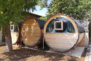 Weingut Römmert - Weinfässer auf dem Campingplatz