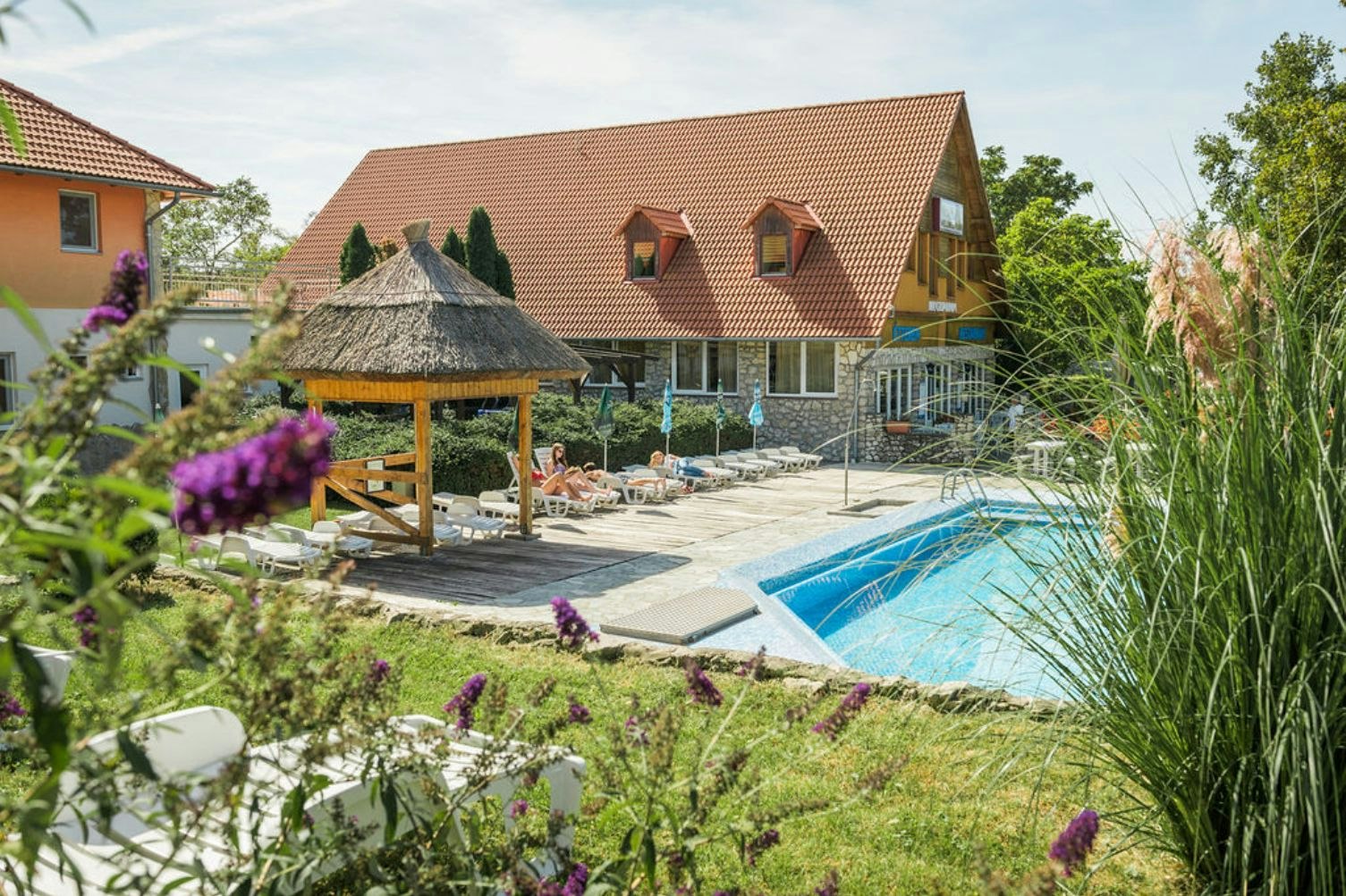 Wellness Park Gyenesdiás  - Pool im Freien mit Liegestühlen und Sonnenschirmen