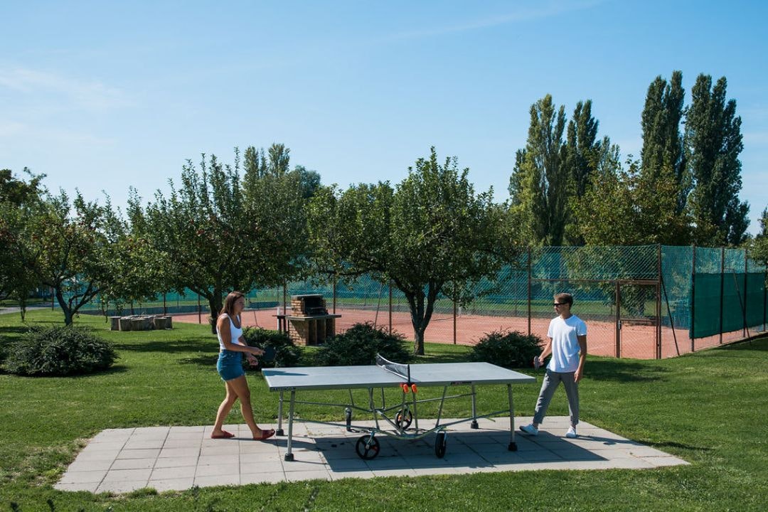 Wellness Park Gyenesdiás - Tischtennisplatte auf dem Campingplatz