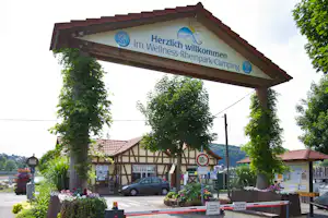 Wellness-Rheinpark-Camping - Eingangsschild am Tor des Campingplatzes