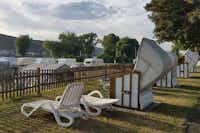 Wellness-Rheinpark-Camping - Liegestühle im Campingplatz Park