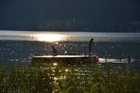 Wellness Seecamping Parth  -  Camper auf Floß im Ossiacher See am Campingplatz