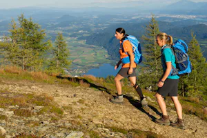 Wellness Seecamping Parth - Camper beim Wandern in der Nähe vom Campingplatz