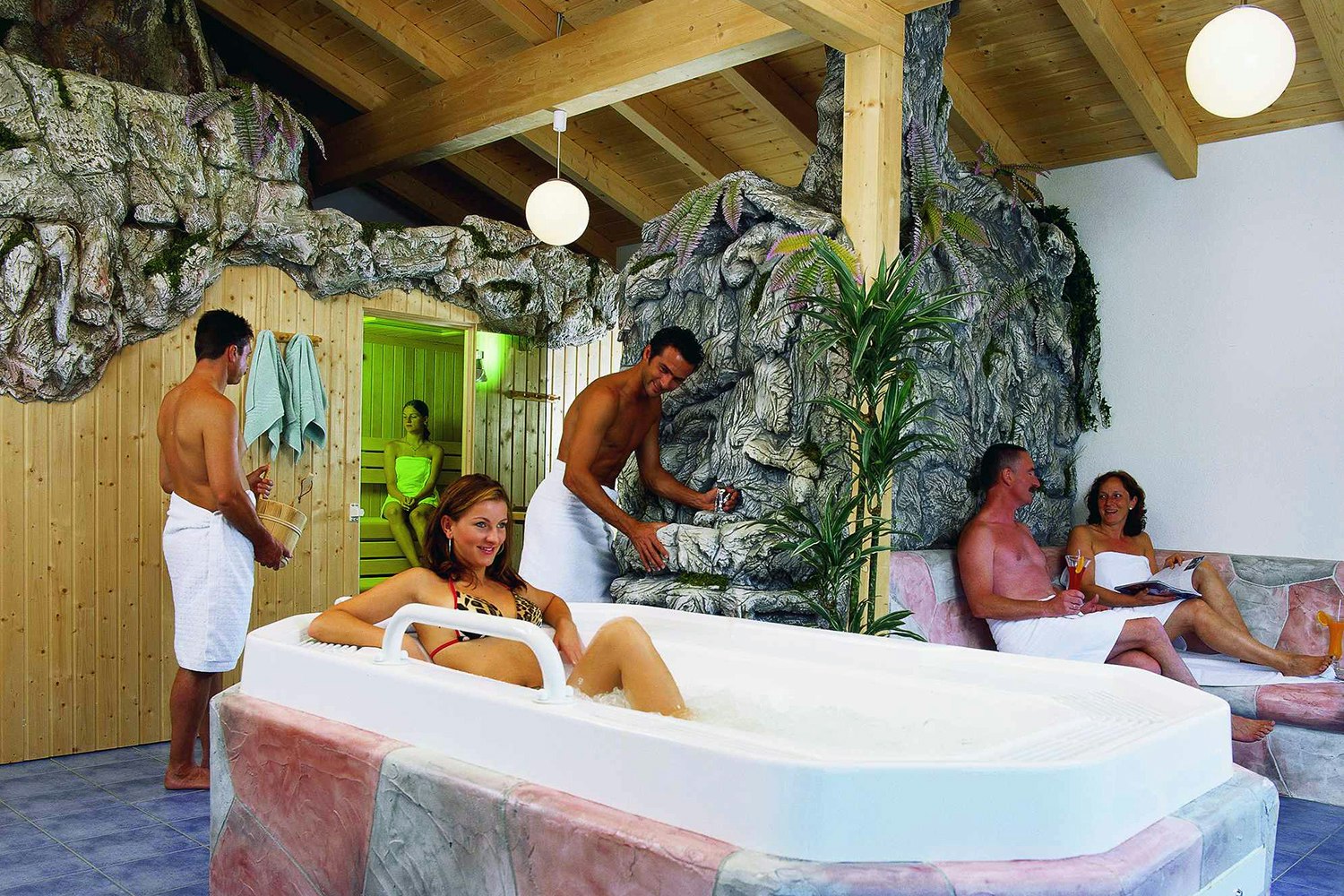 Wellness Seecamping Parth  -  Camper im Wellnessbereich vom Campingplatz mit Whirlpool und Sauna