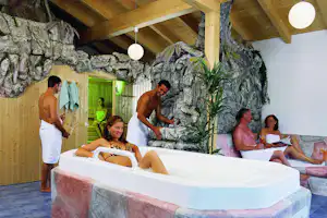 Wellness Seecamping Parth - Camper im Wellnessbereich vom Campingplatz mit Whirlpool und Sauna