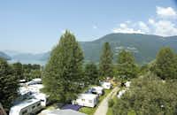Wellness Seecamping Parth  -  Wohnwagen- und Zeltstellplatz vom Campingplatz mit Blick auf den Ossiacher See