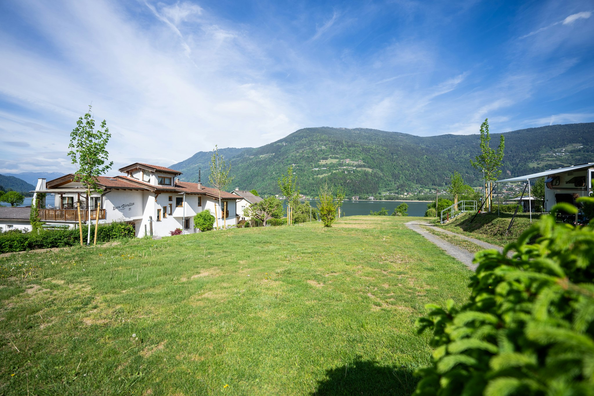 Wellness Seecamping Parth - Blick auf den Campingplatz am See mit Bergen im Hintergrund