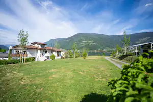 Wellness Seecamping Parth - Blick auf den Campingplatz am See mit Bergen im Hintergrund