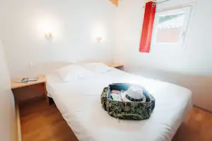 Wellness Sport Camping Ax-Les-Thermes - Doppelbett im Schlafzimmer eines Mobilheims