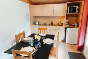 Wellness Sport Camping Ax-Les-Thermes - Innenansicht eines Mobilheims mit Küche