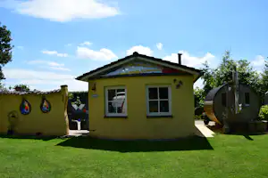 Wellnesscamping Favora - Außenansicht Sanitärgebäude