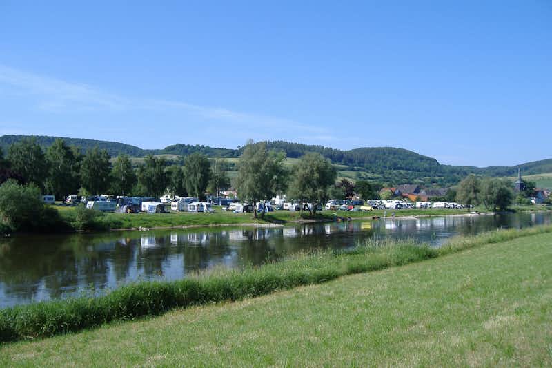 Weserbergland-Camping  - Blick auf den Campingplatz an dem Fluss Weser