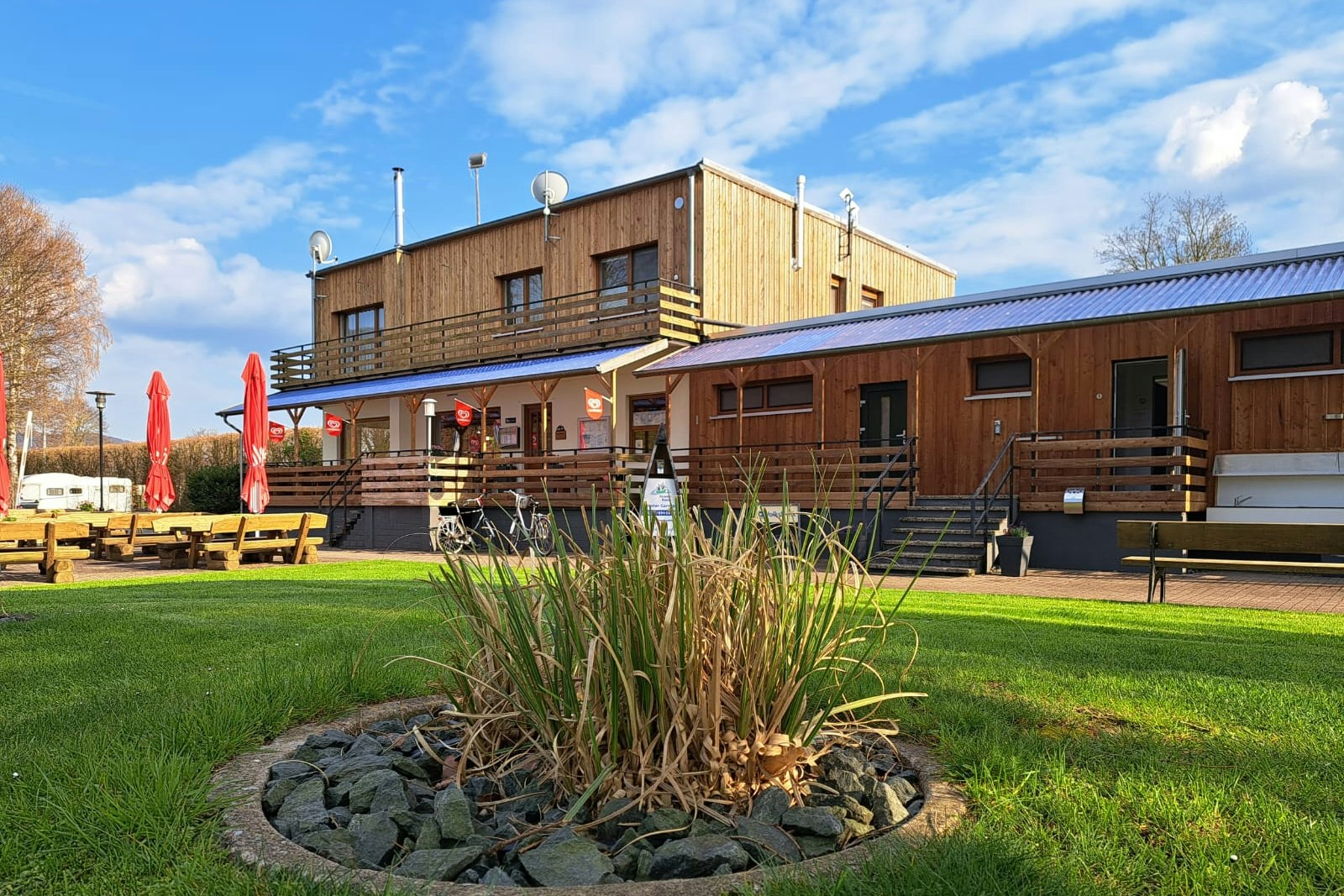 Weserbergland-Camping - Außenansicht Gebäude auf dem Campingplatzes