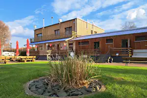 Weserbergland-Camping - Außenansicht Gebäude auf dem Campingplatzes