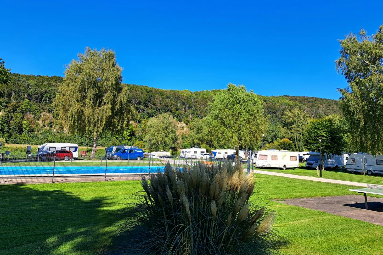 Weserbergland-Camping - Pool und Standplätze auf dem Campingplatz