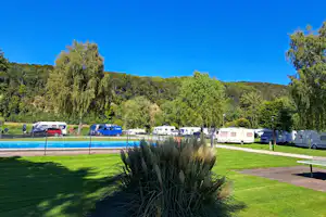 Weserbergland-Camping - Pool und Standplätze auf dem Campingplatz