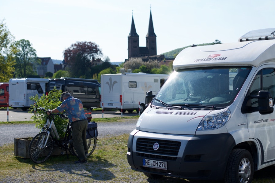 Wesercamping Höxter  -  Camper mit Fahrrad am Wohnmobil auf dem Campingplatz
