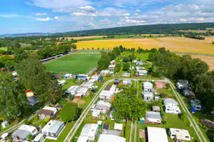 Wesercamping Höxter - Campingplatz im Grünen mit Sportplatz aus der Vogelperspektive