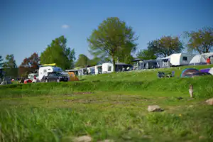 Wesercamping Höxter - Wohnwagen- und Zeltstellplatz vom Campingplatz auf grüner Wiese