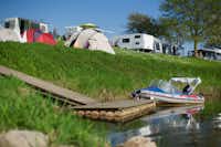 Wesercamping Höxter  - Boot an einem Steg am Wohnwagen- und Zeltstellplatz vom Campingplatz