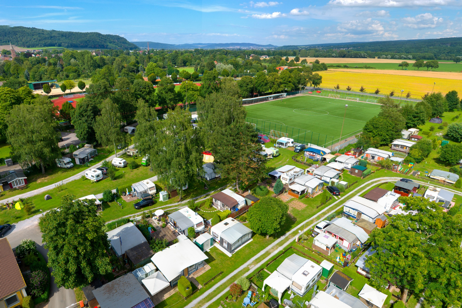 Wesercamping Höxter  - Sportplatz für Fußball vom Campingplatz aus der Vogelperspektive