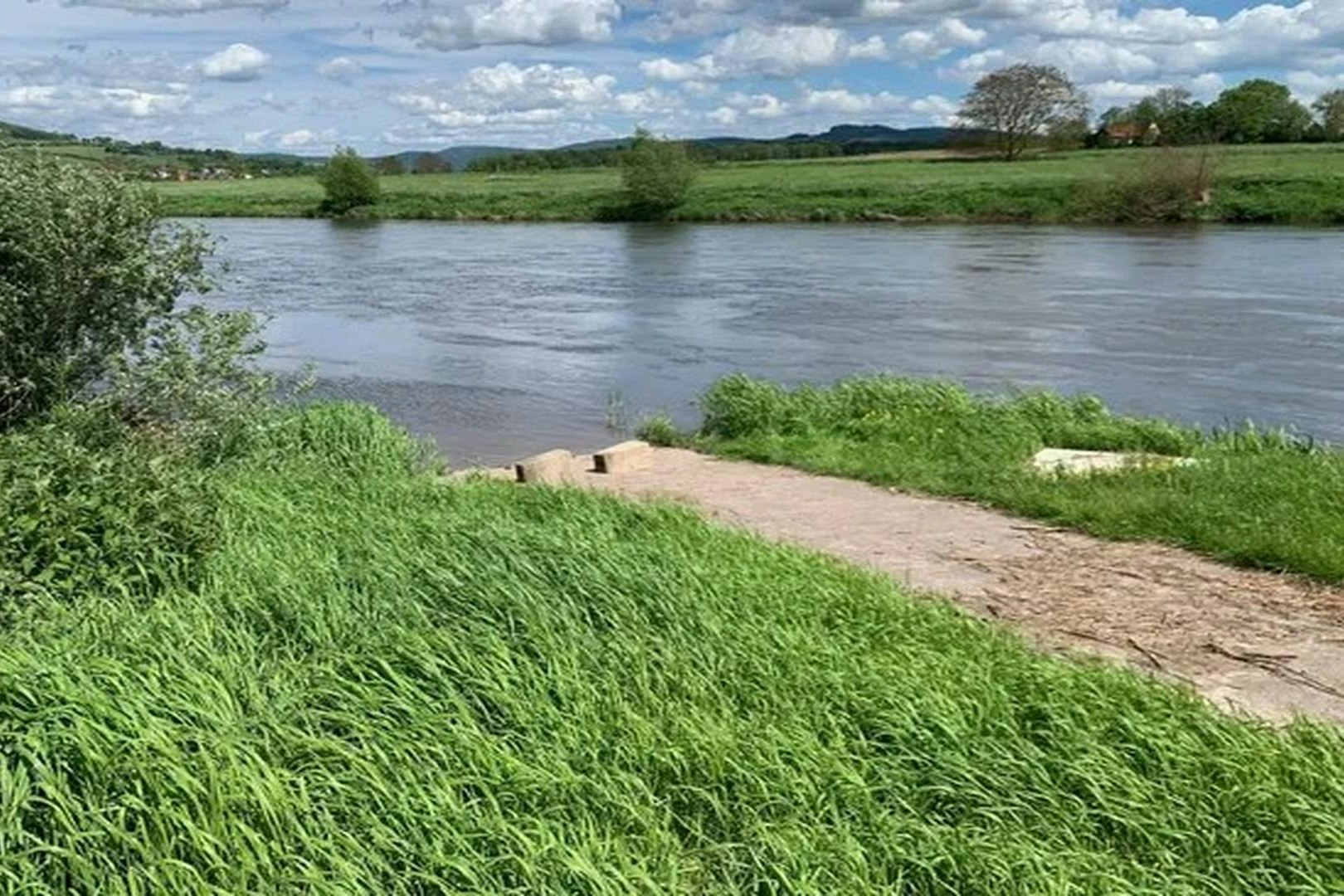 Weserterrasse-Campingplatz - Flussanlegestelle am Campingplatz