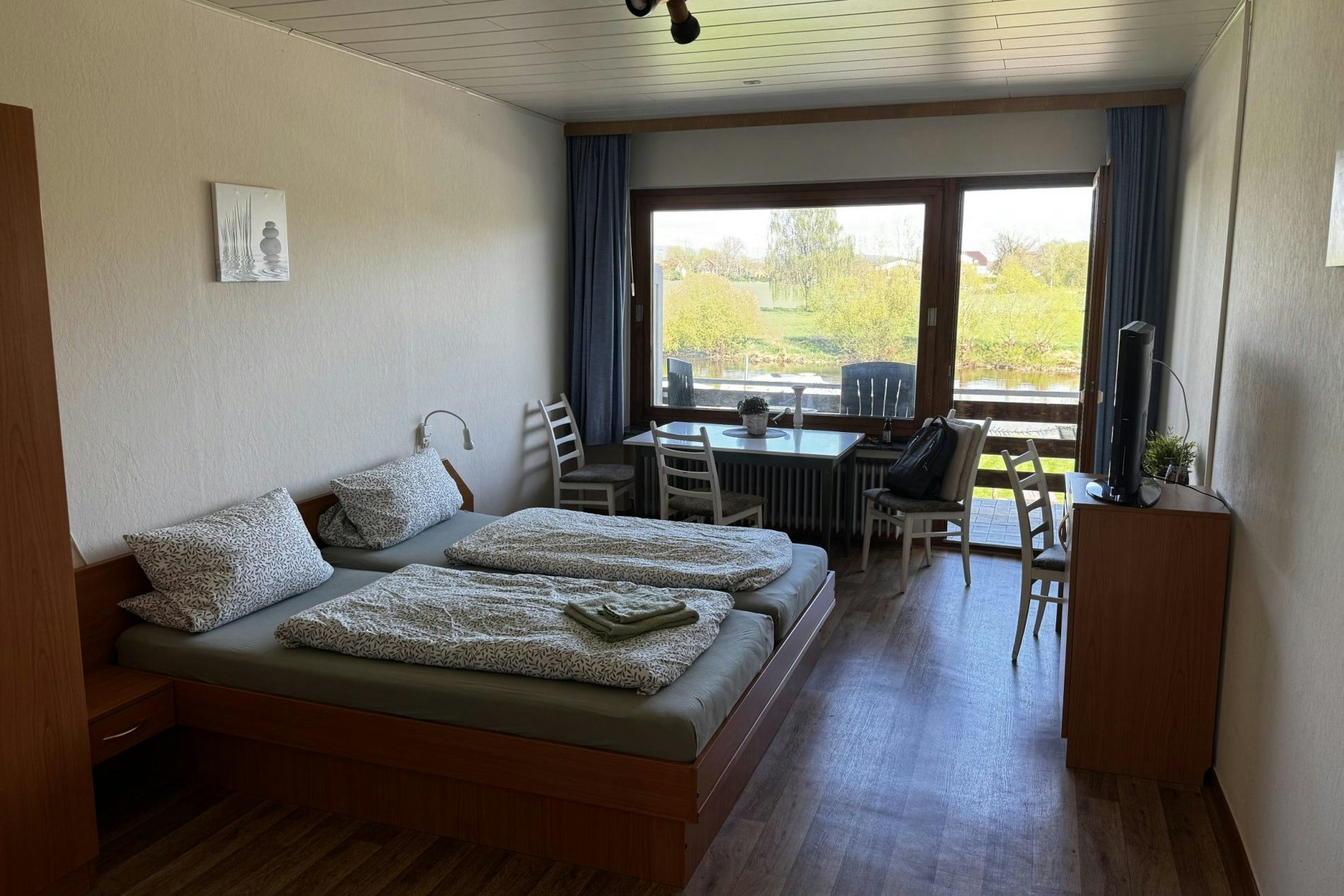 Weserterrasse-Campingplatz - Innenansicht eines Zimmers mit Doppelbett auf dem Campingplatz