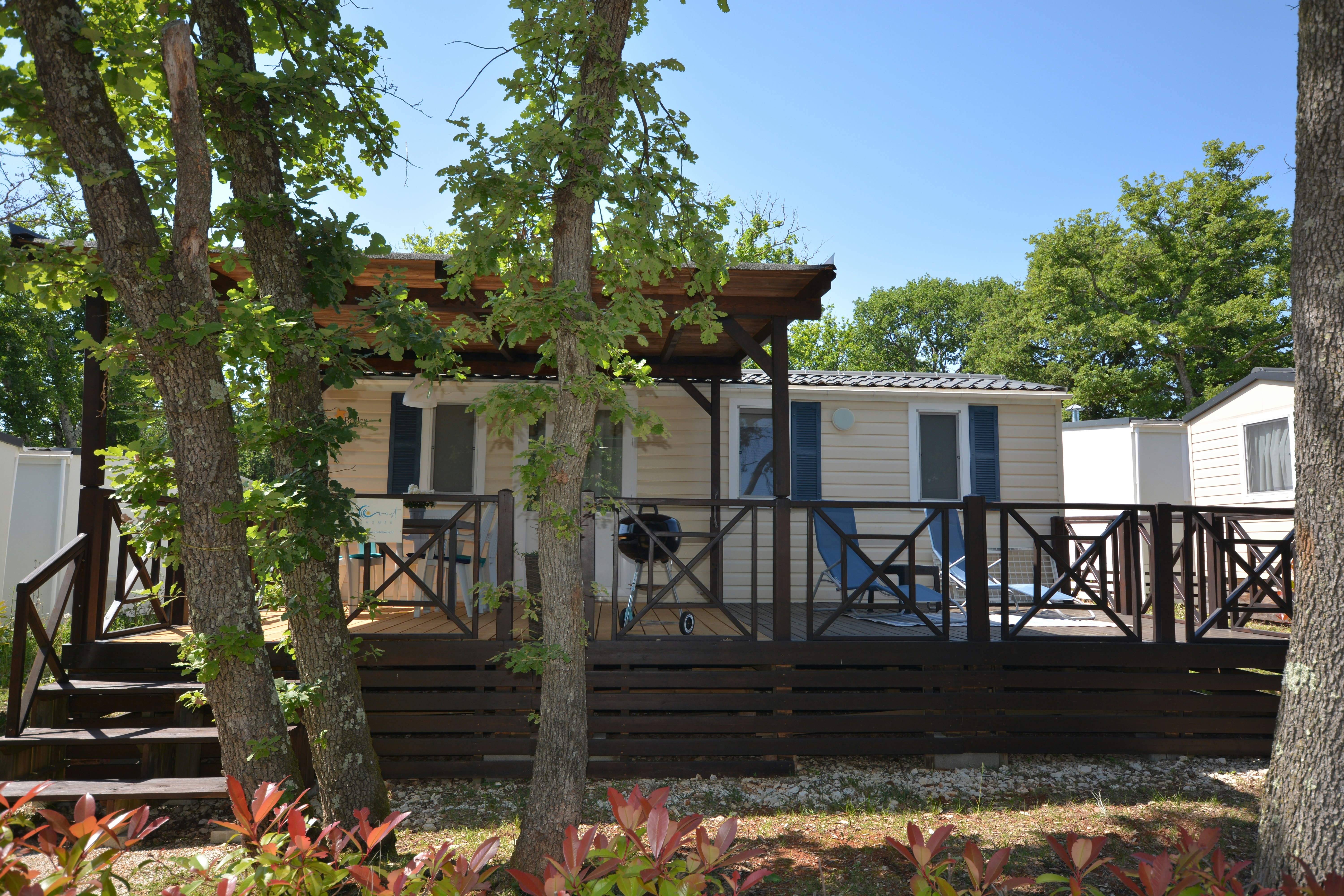 WestCoast Mobile Homes @ Solaris Camping  - Mobilheim mit Terrasse auf dem Campingplatz