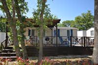 WestCoast Mobile Homes @ Solaris Camping  - Mobilheim mit Terrasse auf dem Campingplatz