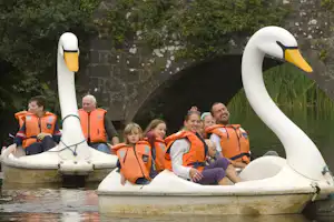 Westport House Caravan and Camping Park - Tretboot fahren auf einem Fluss in der Nähe vom Campingplatz