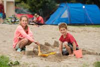 Westport House Caravan and Camping Park  - spielende Kinder im Sandkasten auf dem Zeltplatz vom Campingplatz