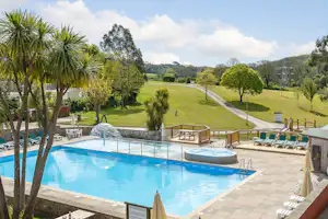 Whitehill Country Park - Pool mit Liegestühlen und Sonnenschirmen auf dem Campingplatz