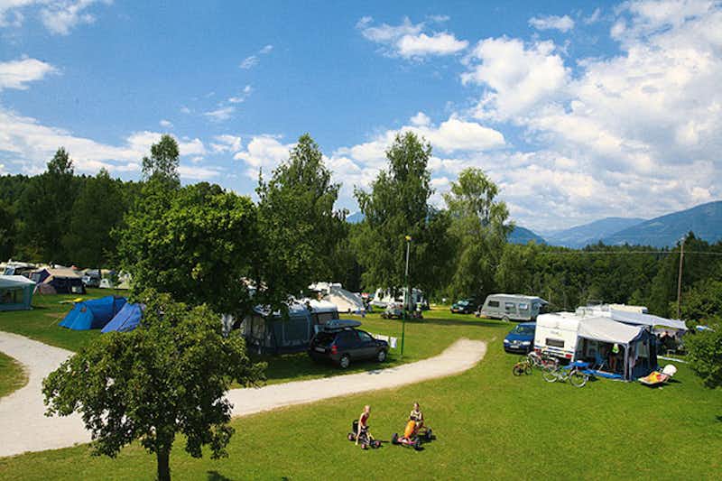 Wiesencamping Marhof  - Kinder auf dem Wohnwagen- und Zeltstellplatz vom Campingplatz im Grünen