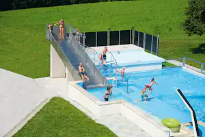 Wiesencamping Marhof - Kinder im Pool vom Campingplatz mit Wasserrutsche