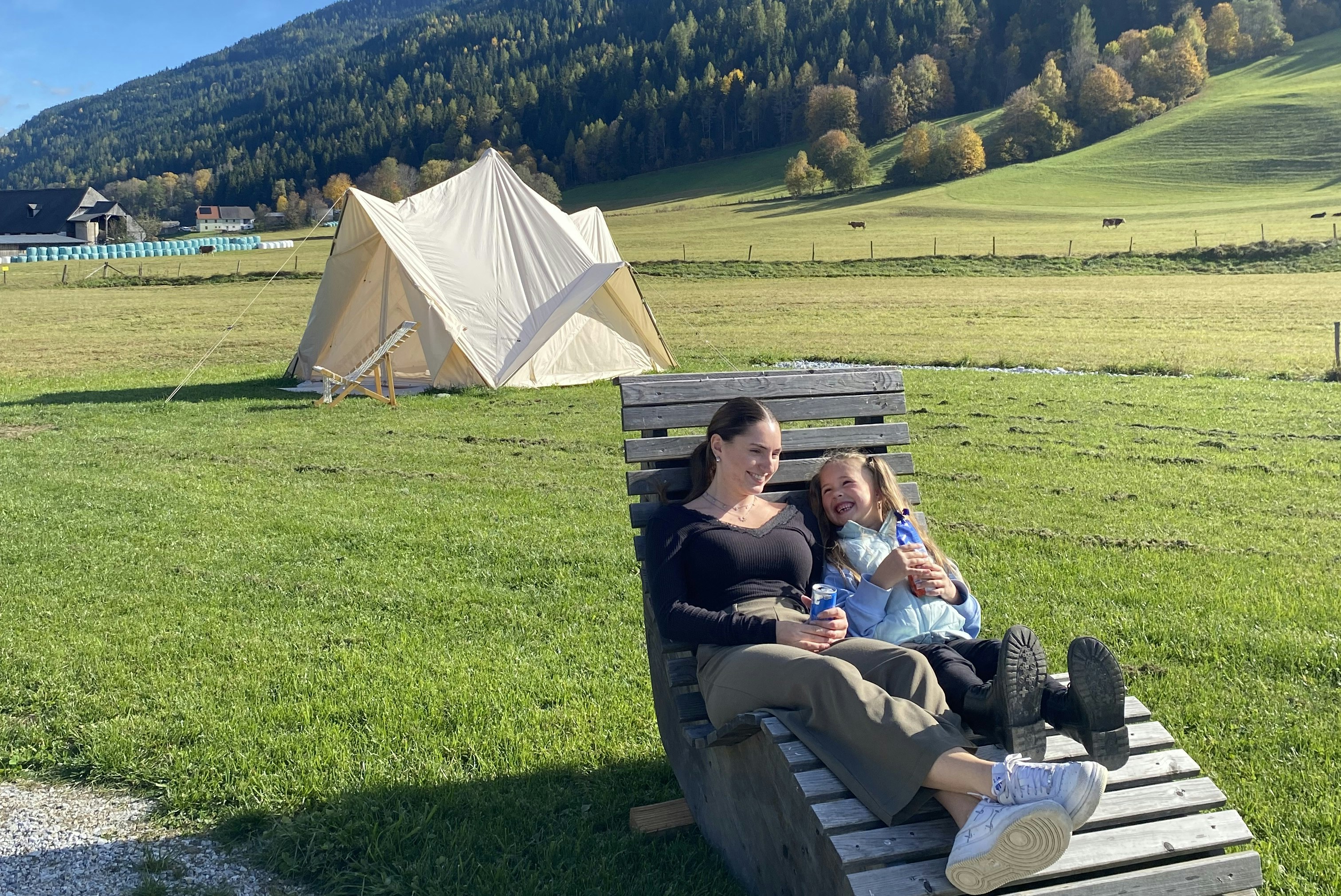 Wiesn Relax Camping Fam.Steiner  Wiesn-Relax-Camping - Camperin mit Kind auf einem Liegestuhl auf der Wiese