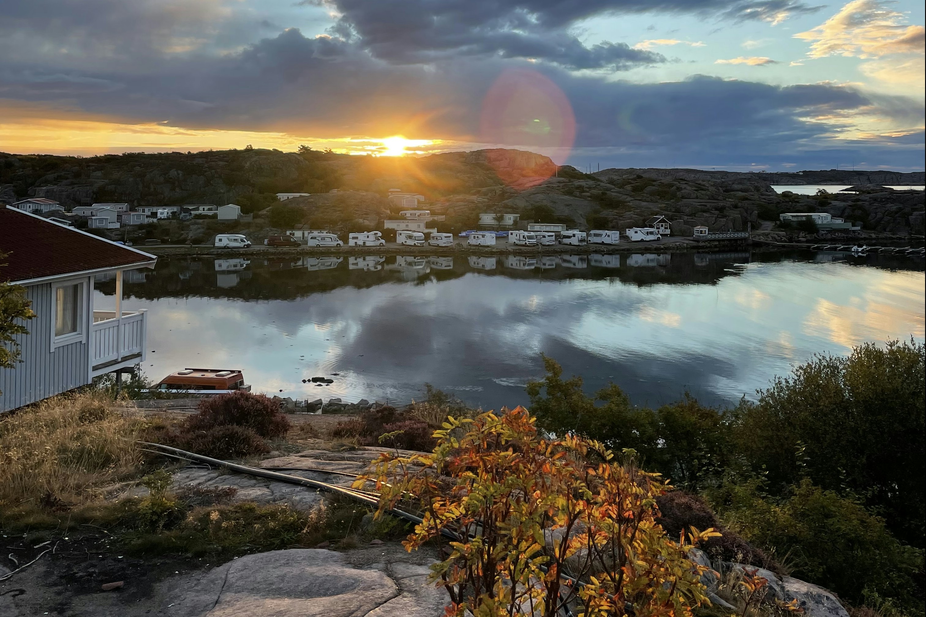 Wiggersvik´s Camping & Stugor - Blick auf den Campingplatz am See bei Sonnenuntergang