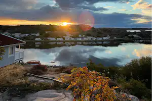 Wiggersvik´s Camping & Stugor - Blick auf den Campingplatz am See bei Sonnenuntergang