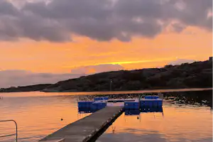 Wiggersvik´s Camping & Stugor - Blick auf den See mit Wasserspielinsel bei Sonnenuntergang