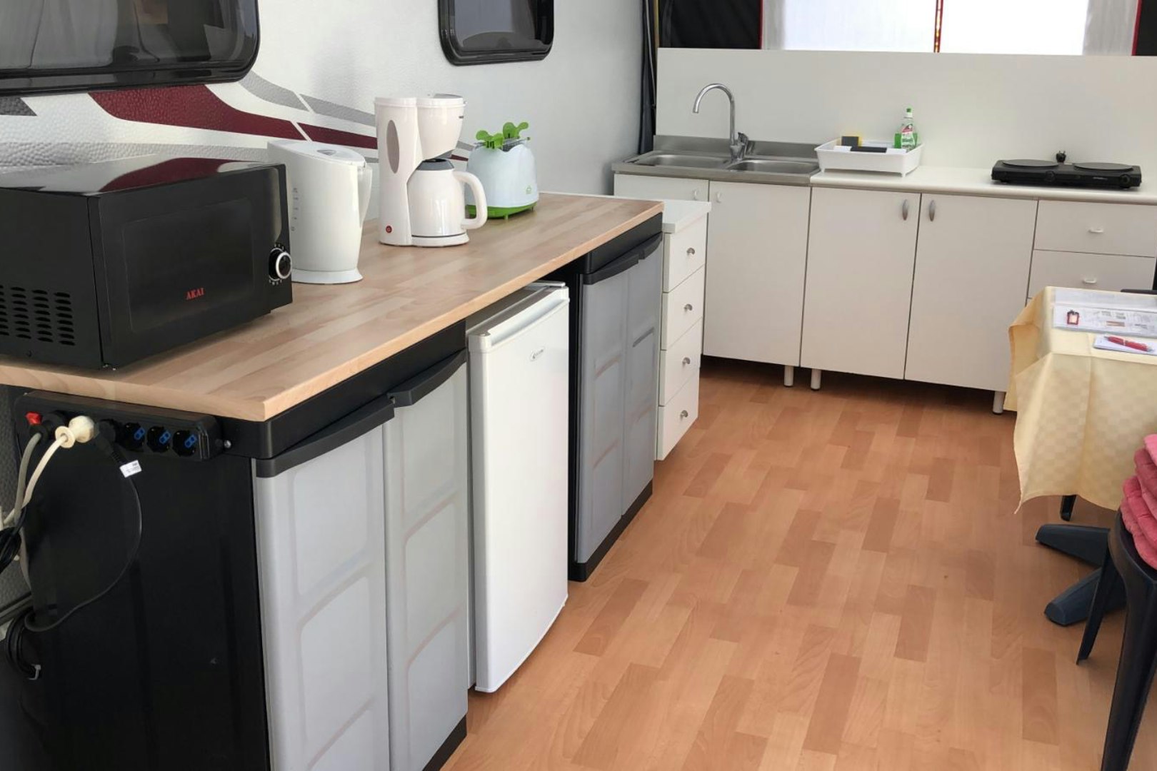 WMC Buschmann Camping @ Union Lido - Innenansicht eines Vorzeltes mit Kücheneinrichtung und Holzboden