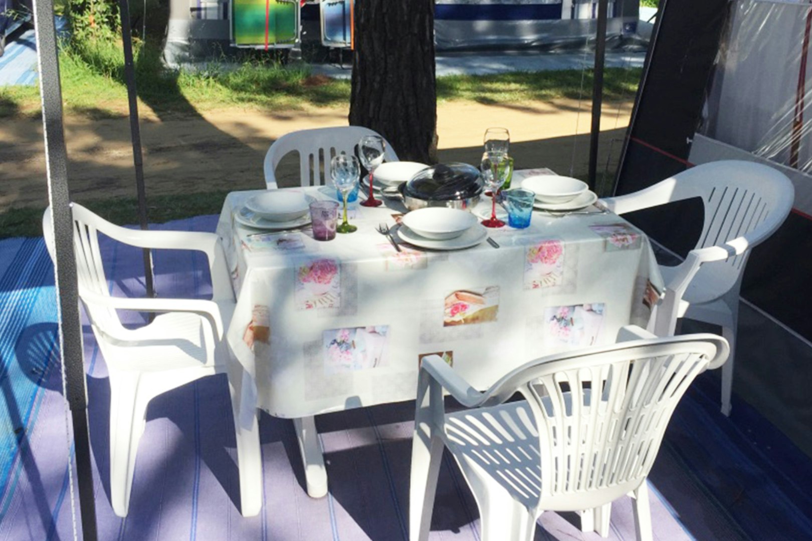 WMC Buschmann Camping @ Union Lido - Terrasse eines Stellplatzes mit Tischen und Stühlen