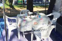 WMC Buschmann Camping @ Union Lido - Terrasse eines Stellplatzes mit Tischen und Stühlen