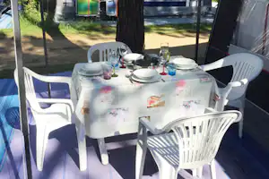 WMC Buschmann Camping @ Union Lido - Terrasse eines Stellplatzes mit Tischen und Stühlen