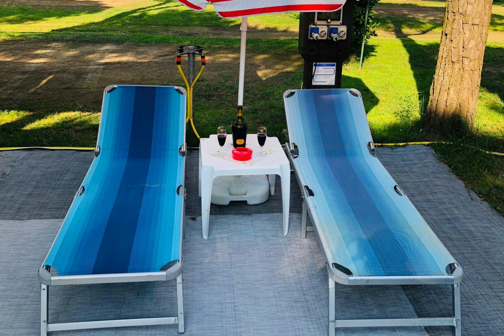 WMC Buschmann Camping @ Union Lido - Terrasse mit Liegestühlen auf dem Campingplatz